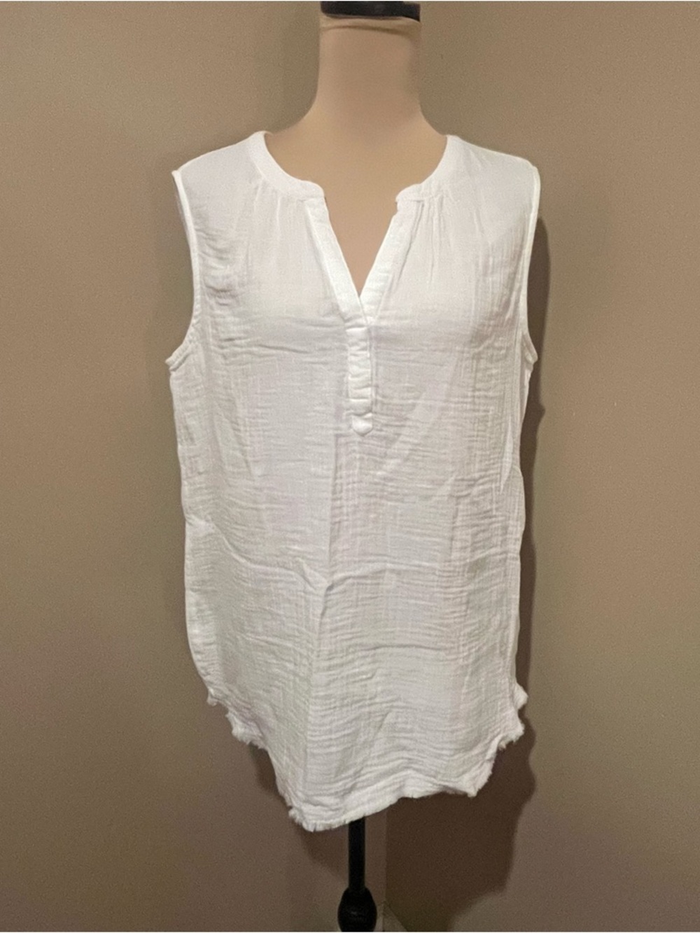 beachlunchlounge White Sleeveless Gauze V-Neck Tunic, Medium